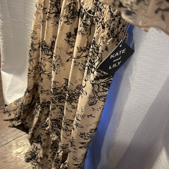 Chic Black Floral Maxi Dress - Picture 4 of 6